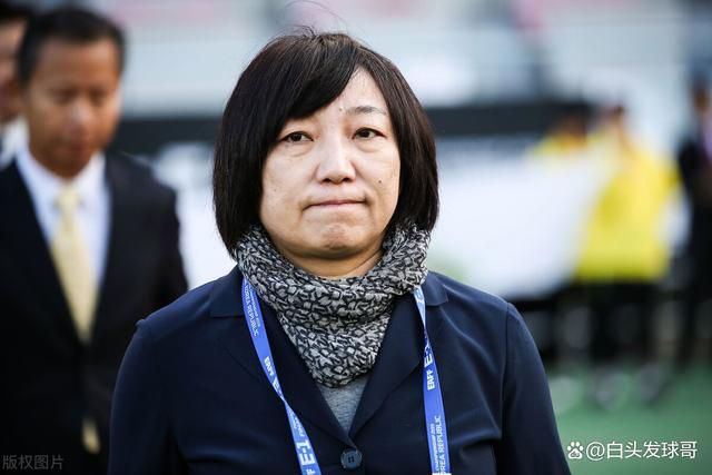 片子改编自真实故事，本片讲述的是美国一所高中女子排球队在新赛季起头前俄然遭受明星球员离世的不测，掉往了主心骨的队员们心灰意冷斗志散漫，这时候外冷内热的主锻练（海伦·亨特 饰）带领年夜家走出懊丧表情，固执拼搏博得州冠军的动人故事。