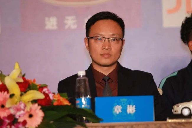 凭什么啊？这帮人明明都快死了，凭啥又能活过来呢？而且还活的这么好。